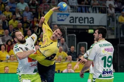 v.li.: Tim Kneule (Göppingen, 4), Andre Schmid (Andy Schmid, RNL, 2), Ivan Sliskovic (Göppingen, 19), Zweikampf, Spielszene, Duell, duel, tackle, tackling, Dynamik, Action, Aktion, 23.05.2019, Mannheim, Handball, DKB Bundesliga, Rhein-Neckar Löwen - FRISCH AUF! Göppingen