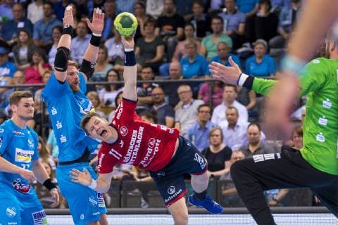 Stuttgart, Deutschland 23. Mai 2019: HBL - 18 19 - TVB 1898 Stuttgart vs. SG Flensburg-Handewitt v.li. David Schmidt (Stuttgart), Manuel Spaeth (Stuttgart), Lasse Svan (Flensburg), Torhueter Johannes Bitter (Stuttgart) Stuttgart Porsche Arena Baden-Württemberg Deutschland