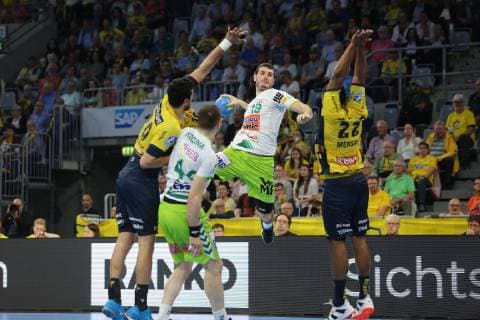 Ivan Sliskovic (Goeppingen) beim Wurf gegen Mads Mensah Larsen (Loewen) und Ilija Abutovic (Loewen) beim Spiel Rhein Neckar Loewen vs. Frisch Auf Goeppingen in der 1. Handball Bundesliga am 23.05.2019, Rhein Neckar Loewen vs. Frisch auf Goeppingen, Handball, 1. Handball Bundesliga, 23.05.2019 Mannheim Copyright: xEIBNER MichaelxBermelx EP_eer