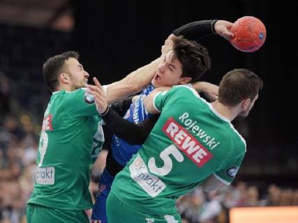 Benedikt Keller (Erlangen 17) gegen Bastian Roscheck (DHfK 19) und Andreas Rojewski (DHfK 5) beim Spiel SC DHfK Leipzig vs HC Erlangen, Handball, 1.Liga, 23.05.19 SC DHfK Leipzig vs HC Erlangen, Handball, 1.Liga, 23.05.19 Leipzig Copyright: xEIBNER ChristianxModlax EP_CMA