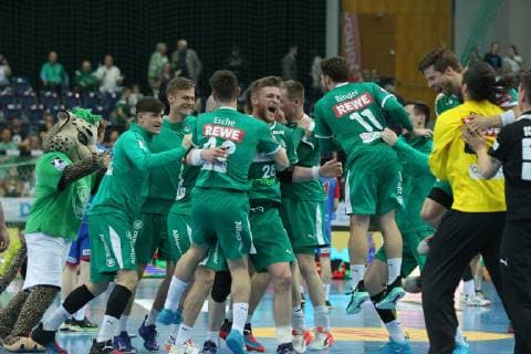 SC DHfK Leipzig vs.HC Erlangen, DKB-HBL, 23.05.19 Handball, 1. Bundesliga, Saison 2018 2019, 32. Spieltag: SC DHfK Leipzig vs. HC Erlangen am 23.05.19 in der Arena Leipzig. Im Bild: Jubel bei Maciej GEBALA ( 28, DHfK Leipzig) und dem DHfK-Team, Mannschaft