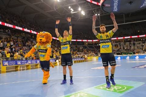 Conny, Guojon Valur Sigurosson (Loewen) und Bogdan Radivojevic (Loewen) jubeln nach dem Sieg beim Spiel Rhein Neckar Loewen vs. Frisch Auf Goeppingen in der 1. Handball Bundesliga am 23.05.2019, Rhein Neckar Loewen vs. Frisch auf Goeppingen, Handball, 1. Handball Bundesliga, 23.05.2019 Mannheim Copyright: xEIBNER MichaelxBermelx EP_eer