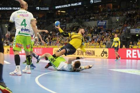 Jannik Kohlbacher (Loewen) beim Wurf gegen Kresimir Kozina (Goeppingen) beim Spiel Rhein Neckar Loewen vs. Frisch Auf Goeppingen in der 1. Handball Bundesliga am 23.05.2019, Rhein Neckar Loewen vs. Frisch auf Goeppingen, Handball, 1. Handball Bundesliga, 23.05.2019 Mannheim Copyright: xEIBNER MichaelxBermelx EP_eer