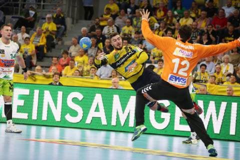 Jannik Kohlbacher (Loewen) beim Wurf gegen Daniel Rebmann (Goeppingen) beim Spiel Rhein Neckar Loewen vs. Frisch Auf Goeppingen in der 1. Handball Bundesliga am 23.05.2019, Rhein Neckar Loewen vs. Frisch auf Goeppingen, Handball, 1. Handball Bundesliga, 23.05.2019 Mannheim Copyright: xEIBNER MichaelxBermelx EP_eer