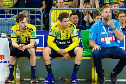 Rhein Neckar Loewen - Frisch Auf! Göppingen Rhein Neckar Loewe Patrick Groetzki (Nr.24), Rhein Neckar Loewe Vladan Lipovina (Nr.5) und Rhein Neckar Loewe Mannschaftsverantwortlicher Oliver Roggisch auf der Bank - beim Bundesliga Spiel der Rhein Neckar Löwen gegen Frisch Auf! Göppingen am 23.05.2019. Mannheim. 23.05.19 Handball 32. Spieltag , Mannheim Baden Wuerttemberg Deutschland SAP Arena