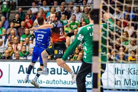 Christian O Sullivan 24 (SC Magdeburg), Tobias Schröter 2 (VfL Gummersbach) waehrend der Saison 2018-2019 in der 1. Handball Bundesliga (Herren) zwischen SC Magdeburg und VfL Gummersbach in der GETEC Arena am 23. May 2019 in Magdeburg, Sachsen Anhalt (Saxony Anhalt), Deutschland (Germany)