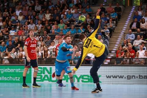 Tobias Schimmelbauer (TVB 1898 Stuttgart) gegen Torwart Benjamin Buric (SG Flensburg - Handewitt) TVB 1898 Stuttgart - SG Flensburg - Handewitt, DKB 1. Handball Bundesliga am 23. 05. 2019 Stuttgart Copyright: xEIBNER Benjamin_Laux EP_BLU
