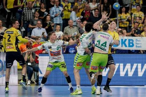 v.li.: Andre Schmid (Andy Schmid, RNL, 2), Tim Sörensen (Göppingen, 21), Nemanja Zelenovic (Göppingen, 42), Jacob Bagersted (Göppingen, 14), Lars Röller (RNL, 13), Zweikampf, Spielszene, Duell, duel, tackle, tackling, Dynamik, Action, Aktion, 23.05.2019, Mannheim, Handball, DKB Bundesliga, Rhein-Neckar Löwen - FRISCH AUF! Göppingen
