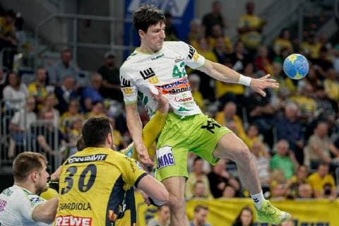 v.li.: Kresimir Kozina (Göppingen, 44), Gedeon Guardiola (RNL, 30), Nemanja Zelenovic (Göppingen, 42), Zweikampf, Spielszene, Duell, duel, tackle, tackling, Dynamik, Action, Aktion, 23.05.2019, Mannheim, Handball, DKB Bundesliga, Rhein-Neckar Löwen - FRISCH AUF! Göppingen