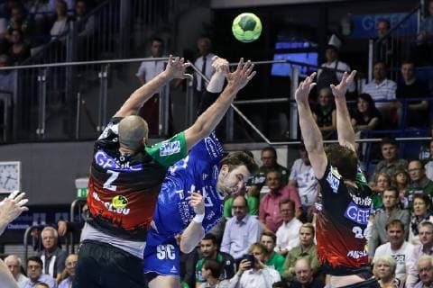 Fynn Herzig (VfL Gummersbach) gegen Zeljko Musa (li.) und Mads Christiansen (SC Magdeburg) - Handball Bundesliga Saison 2018-2019 Punktspiel SC Magdeburg vs. VfL Gummersbach in der GETEC Arena in Magdeburg - Aktion,Deutschland, Handball, Mann, Maenner,23.05.2019