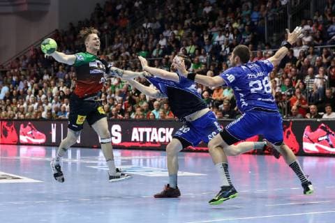 Michael Damgaard (SC Magdeburg) gegen Moritz Preuss (Mi.) und Stanislav Zhukov (VfL Gummersbach) - Handball Bundesliga Saison 2018-2019 Punktspiel SC Magdeburg vs. VfL Gummersbach in der GETEC Arena in Magdeburg - Aktion,Deutschland, Handball, Mann, Maenner,23.05.2019