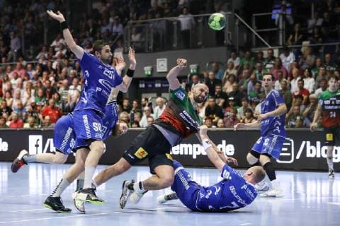 Zeljko Musa (SC Magdeburg) gegen Florian Baumgärtner (re.) und Stanislav Zhukov (VfL Gummersbach) - Handball Bundesliga Saison 2018-2019 Punktspiel SC Magdeburg vs. VfL Gummersbach in der GETEC Arena in Magdeburg - Aktion,Deutschland, Handball, Mann, Maenner,23.05.2019