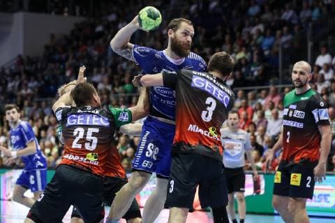 Moritz Preuss (VfL Gummersbach) gegen Marko Bezjak (li.) und Piotr Chrapkowski (SC Magdeburg) - Handball Bundesliga Saison 2018-2019 Punktspiel SC Magdeburg vs. VfL Gummersbach in der GETEC Arena in Magdeburg - Aktion,Deutschland, Handball, Mann, Maenner,23.05.2019