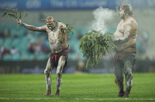Sport Themen der Woche KW21 AFL SWANS MAGPIES, A smoking ceremony is performed before the Round 10 AFL match between the Sydney Swans and the Collingwood Magpies at the SCG in Sydney, Friday, May 24, 2019. ( NO ARCHIVING, EDITORIAL USE ONLY, NO USE IN BOOKS WITHOUT CONSENT SYDNEY NSW AUSTRALIA  Copyright: xCRAIGxGOLDINGx 20190524001401066779