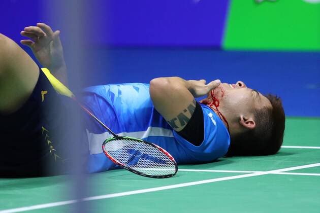 Sport Themen der Woche KW21 Sport Bilder des Tages (190524) -- NANNING, May 24, 2019 (Xinhua) -- Teo Ee Yi of Malaysia is seen injured during the men s doubles match against Kamura Takeshi Sonoda Keigo of Japan at a quaterfinal match between Malaysia and Japan of Sudirman Cup 2019 in Nanning, south China s Guangxi Zhuang Autonomous Region on May 24, 2019. Kamura Takeshi Sonoda Keigo won 2-1 as Team Japan won 3-0. (Xinhua Liu Xu) (SP)CHINA-NANNING-BADMINTON-SUDIRMAN CUP 2019(CN) 