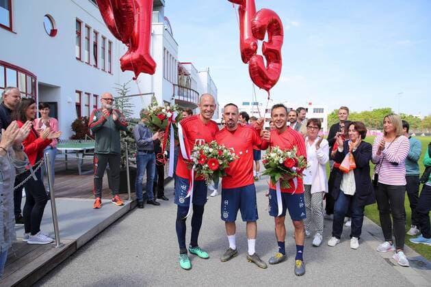 Sport Themen der Woche KW21 Poolfoto, HONORARFREIE NUTZUNG mit der Angabe CREDIT: FC Bayern München verwenden Fußball 1. Bundesliga Servus Arjen, Rafa und Franck am 23.05.2019 auf dem Trainingsgelände an der Säbener Straße in München Arjen Robben ( München ), links - Franck Ribery ( München ), mitte - Rafinha ( München ), rechts Im Anschluss an das Training haben sich die Mitarbeiter des FC Bayern München von den Spielern Arjen Robben, Rafinha und Franck Ribery verabschiedet. Mit einem Spalier, Beifall und Geschenken wurden die drei verdienten Spieler zum letzten Mal auf ihrem Weg vom Trainingsplatz in die Kabine begleitet. *** Football 1 Bundesliga Servus Arjen, Rafa and Franck on 23 05 2019 on the training ground at Säbener Straße in Munich Arjen Robben Munich , left Franck Ribery Munich , middle Rafinha Munich , right After the training the FC Bayern Munich staff said goodbye to the players Arjen Robben, Rafinha and Franck Ribery With a trellis, applause and gifts the three well deserved players were accompanied for the last time on their way from the training ground to the cabin xRx