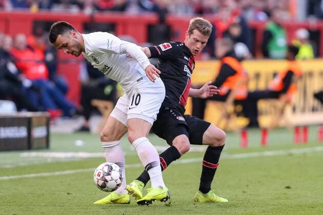 Fußball 1. Bundesliga 32. Spieltag Bayer 04 Leverkusen - Eintracht Frankfurt am 05.05.2019 in der BayArena in Leverkusen Filip Kostic ( Frankfurt ), links - Lars Bender ( Leverkusen ), rechts DFL regulations prohibit any use of photographs as image sequences and or quasi-video. *** Football 1 Bundesliga 32 Matchday Bayer 04 Leverkusen Eintracht Frankfurt on 05 05 2019 in the BayArena in Leverkusen Filip Kostic Frankfurt , left Lars Bender Leverkusen , right DFL regulations prohibit any use of photographs as image sequences and or quasi video xSBx