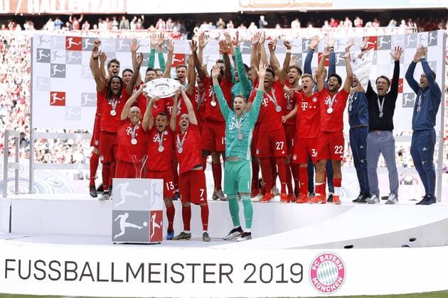 NEUER Manuel Team FC Bayern Muenchen mit RIBERY, RAFINHA und ROBBEN Bei der Siegerehrung mit der Meisterschale DFL Fussball Bundesliga Saison 2018-2019 Letzter Spieltag Bundesliga Saison 2018-2019 am 18. Mai 2019 in der Allianzarena DFL REGULATIONS PROHIBIT ANY USE OF PHOTOGRAPHS as IMAGE SEQUENCES and or QUASI-VIDEO