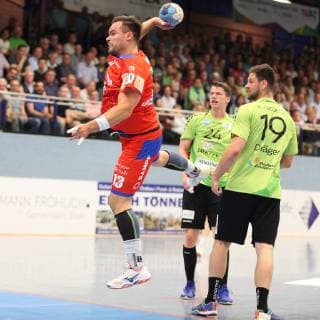 Benjamin Meschke (HBW Balingen-Weilstetten 13) vorbei an Sven Wesseling (TV Emsdetten 24)(hinten) und Yannick Draeger (TV Emsdetten 19)(rechts) , TV Emsdetten vs HBW Balingen-Weilstetten, Handball, 2. Bundesliga, 24.05.2019, TV Emsdetten vs HBW Balingen-Weilstetten, Handball, 2. Bundesliga, 24.05.2019 Emsdetten Copyright: xEIBNER JanxStrohdiekx EP_JSK