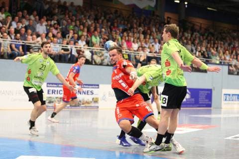 Benjamin Meschke (HBW Balingen-Weilstetten 13) gegen Sven Wesseling (TV Emsdetten 24)(hinten) und Merten Krings (TV Emsdetten 4)(rechts) , TV Emsdetten vs HBW Balingen-Weilstetten, Handball, 2. Bundesliga, 24.05.2019, TV Emsdetten vs HBW Balingen-Weilstetten, Handball, 2. Bundesliga, 24.05.2019 Emsdetten Copyright: xEIBNER JanxStrohdiekx EP_JSK