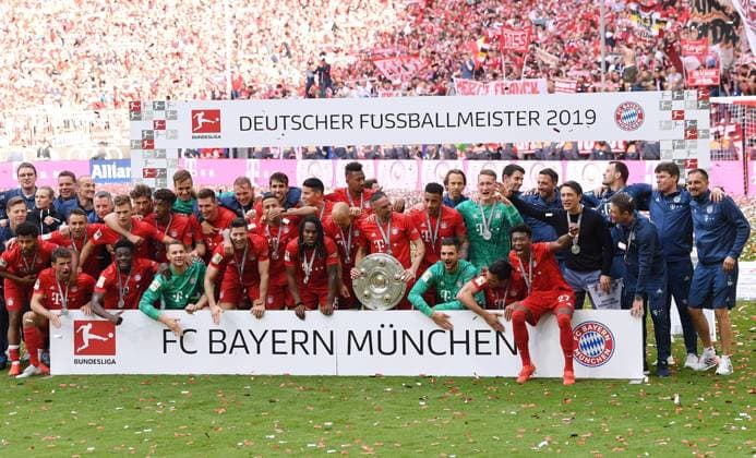 FUSSBALL 1. BUNDESLIGA SAISON 2018 2019 34. SPIELTAG FC Bayern Muenchen - Eintracht Frankfurt 18.05.2019 Der FC Bayern feiert den Gewinn der 29. Deutschen Meisterschaft, Teamfoto mit Meisterschale: Alphonso Davies, Torwart Manuel Neuer, Robert Lewandowski, Thiago Alcantara, Renato Sanches, Arjen Robben, Franck Ribery, Torwart Sven Ulreich, Mats Hummels, David Alaba, Trainer Niko Kovac, Co-Trainer Robert Kovac (vorn v.li.) Joshua Kimmich, Thiago Alcantara, Leon Goretzka, Torwart Christian Fruechtl, Niklas Suele, Fitnesstrainer Dr. Holger Broich, Thiago Alcantara, Javi Martinez, James Rodriguez, Jerome Boateng, Corentin Tolisso und Torwart Ron-Torben Hoffmann (hinten v.li.) ----DFL regulations prohibit any use of photographs as image sequences and or quasi-video.----