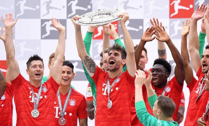 FUSSBALL 1. BUNDESLIGA SAISON 2018 2019 34. SPIELTAG FC Bayern Muenchen - Eintracht Frankfurt 18.05.2019 Der FC Bayern feiert den Gewinn der 29. Deutschen Meisterschaft: Javi Martinez (FC Bayern Muenchen) mit Meisterschale ----DFL regulations prohibit any use of photographs as image sequences and or quasi-video.----