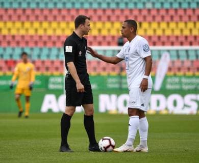 Fussball, Herren, Saison 2018 2019, Finale im Berliner AOK-Landespokal, Tennis Borussia - FC Viktoria 1889 Berlin, v. l. Schiedsrichter Felix Zwayer (Berlin), Thiago Rockenbach da Silva (TeBe, Tennis Borussia), 25.05. 2019, Copyright: xMatthiasxKochx