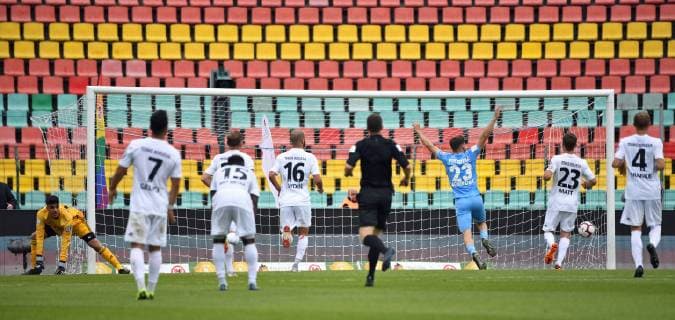 Fussball, Herren, Saison 2018 2019, Finale im Berliner AOK-Landespokal, Tennis Borussia - FC Viktoria 1889 Berlin, Rafael Brand (nicht im Bild, FC Viktoria 89 Berlin) erzielt das Tor zum 1:0 gegen Torwart Erturgrul Aktas (TeBe, Tennis Borussia), 25.05. 2019, Copyright: xMatthiasxKochx