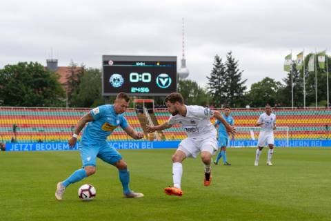 Fussball Berlin 25.05.2019 Finale im AOK-Landespokal Berlin 2018 2019 Tennis Borussia Berlin (weiß) - FC Viktoria 1889 Berlin (blau) Freidrich Ludwig Jahn Sportpark wenige Zuschauer spärlich besetzte Zuschauerränge wenig Zuschauerinteresse