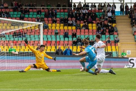 Fussball Berlin 25.05.2019 Finale im AOK-Landespokal Berlin 2018 2019 Tennis Borussia Berlin (weiß) - FC Viktoria 1889 Berlin (blau) Tor zum 0:1 durch Rafael Brand TW Ertugrul Aktas