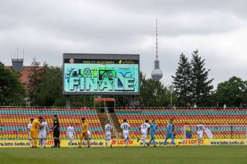 Fussball Berlin 25.05.2019 Finale im AOK-Landespokal Berlin 2018 2019 Tennis Borussia Berlin (weiß) - FC Viktoria 1889 Berlin (blau) Freidrich Ludwig Jahn Sportpark wenige Zuschauer spärlich besetzte Zuschauerränge wenig Zuschauerinteresse