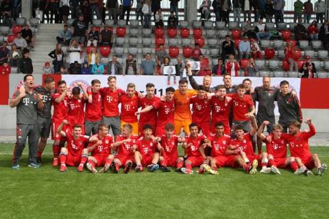 FC Bayern BJ ist Meister der BJ-Bundesliga Süd Südwest. Hier Jubelt Trainer Miro Klose (4.v.r.) und sein Team Fussball FC Bayern Campus B-Junioren Bundesliga 25.05.2019 FC Bayern (BJ) - FC Ingolstadt 04 (BJ) *** FC Bayern BJ is champion of the BJ Bundesliga South Southwest Here cheers coach Miro Klose 4 from right and his team Football FC Bayern Campus B Juniors Bundesliga 25 05 2019 FC Bayern BJ FC Ingolstadt 04 BJ