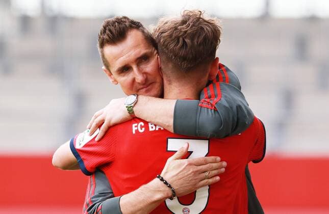 Sport Themen der Woche KW21 Sport Bilder des Tages FC Bayern BJ ist Meister der BJ-Bundesliga Süd Südwest. Hier Jubeln Trainer Miro Klose und sein Spieler Leon Fust Fussball FC Bayern Campus B-Junioren Bundesliga 25.05.2019 FC Bayern (BJ) - FC Ingolstadt 04 (BJ) *** FC Bayern BJ is Champion of the BJ Bundesliga South Southwest Here Cheer Coach Miro Klose and his player Leon Fust Football FC Bayern Campus B Juniors Bundesliga 25 05 2019 FC Bayern BJ FC Ingolstadt 04 BJ