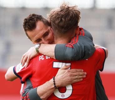 FC Bayern BJ ist Meister der BJ-Bundesliga Süd Südwest. Hier Jubeln Trainer Miro Klose und sein Spieler Leon Fust Fussball FC Bayern Campus B-Junioren Bundesliga 25.05.2019 FC Bayern (BJ) - FC Ingolstadt 04 (BJ) *** FC Bayern BJ is Champion of the BJ Bundesliga South Southwest Here Cheer Coach Miro Klose and his player Leon Fust Football FC Bayern Campus B Juniors Bundesliga 25 05 2019 FC Bayern BJ FC Ingolstadt 04 BJ