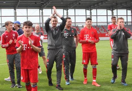 FC Bayern BJ ist Meister der BJ-Bundesliga Süd Südwest. Hier Jubelt Trainer Miro Klose (3.v.l.) und sein Team Fussball FC Bayern Campus B-Junioren Bundesliga 25.05.2019 FC Bayern (BJ) - FC Ingolstadt 04 (BJ) *** FC Bayern BJ is champion of the BJ Bundesliga South Southwest Here cheers coach Miro Klose 3 v l and his team Football FC Bayern Campus B Juniors Bundesliga 25 05 2019 FC Bayern BJ FC Ingolstadt 04 BJ