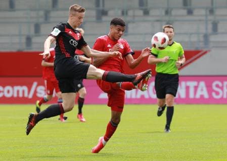 Malik Tillman (rot) (FC Bayern BJ) gegen Johannes Fiedler (FC Ingolstadt) Fussball FC Bayern Campus B-Junioren Bundesliga 25.05.2019 FC Bayern (BJ) - FC Ingolstadt 04 (BJ) *** Malik Tillman red FC Bayern BJ against Johannes Fiedler FC Ingolstadt Football FC Bayern Campus B Juniors Bundesliga 25 05 2019 FC Bayern BJ FC Ingolstadt 04 BJ