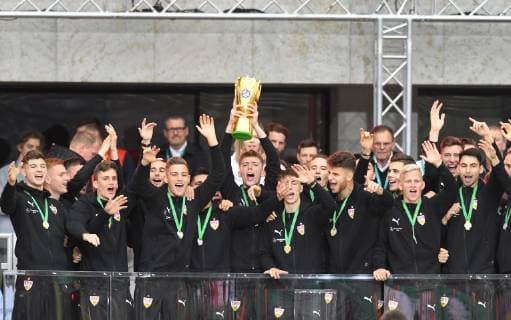 DFB-Pokalfinale 2019 der A-Junioren Der Pokalsieger VFB Stuttgart mit dem Pokal DFB REGULATIONS PROHIBIT ANY USE OF PHOTOGRAPHS AS IMAGE SEQUENCES AND OR QUASI-VIDEO