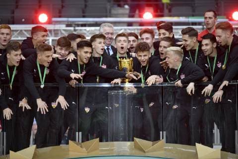 Vor Spielbeginn: Ehrung Siegerehrung VfB Stuttgart A-Junioren DFB-Vereinspokal der Junioren 76. DFB-Pokalfinale RB Leipzig RBL gegen FC Bayern München FCB 25.05.2019 DFL REGULATIONS PROHIBIT ANY USE OF PHOTOGRAPHS AS IMAGE SEQUENCES AND OR QUASI-VIDEO 76. DFB-Pokalfinale RB Leipzig RBL gegen FC Bayern München FCB