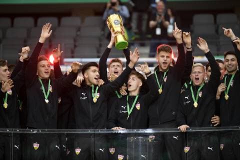 Vor Spielbeginn: Ehrung Siegerehrung VfB Stuttgart A-Junioren DFB-Vereinspokal der Junioren 76. DFB-Pokalfinale RB Leipzig RBL gegen FC Bayern München FCB 25.05.2019 DFL REGULATIONS PROHIBIT ANY USE OF PHOTOGRAPHS AS IMAGE SEQUENCES AND OR QUASI-VIDEO 76. DFB-Pokalfinale RB Leipzig RBL gegen FC Bayern München FCB