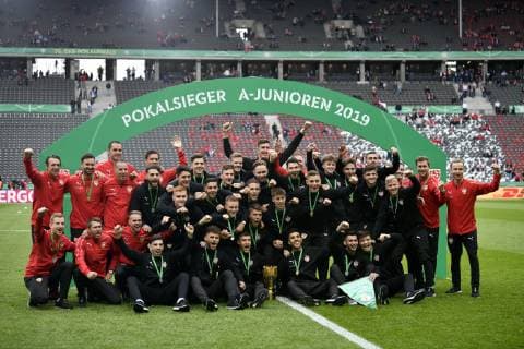 Vor Spielbeginn: Ehrung Siegerehrung VfB Stuttgart A-Junioren DFB-Vereinspokal der Junioren unter Winner s Arch Mannschaftsfoto Gruppenbild 76. DFB-Pokalfinale RB Leipzig RBL gegen FC Bayern München FCB 25.05.2019 DFL REGULATIONS PROHIBIT ANY USE OF PHOTOGRAPHS AS IMAGE SEQUENCES AND OR QUASI-VIDEO 76. DFB-Pokalfinale RB Leipzig RBL gegen FC Bayern München FCB