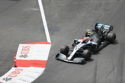 Valtteri Bottas, Mercedes, in der Ste Devote-Kurve, Formel 1 Grand Prix im Fürstentum Monaco, Cote d Azur, Mittelmeer