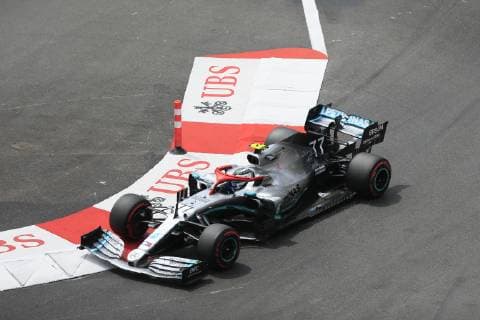 Valtteri Bottas, Mercedes, in der Ste Devote-Kurve, Formel 1 Grand Prix im Fürstentum Monaco, Cote d Azur, Mittelmeer
