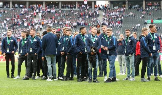 RB Leipzig - Bayern Muenchen Fussball DFB Pokal Finale Berlin, 25.05.2019, Olympiastadion, Fussball, DFB-Pokal, Finale. , RB Leipzig vs. FC Bayern München , Im Bild: Junioren von RB Leipzig, Silbermedaillengewinner im DFB Pokal. , Siegerehrung des gestrigen A-Junioren Pokalfinales zwischen RB Leipzig und VfB Stuttgart. , DFB regulations prohibit any use of photographs as image sequences and or quasi-video. ,