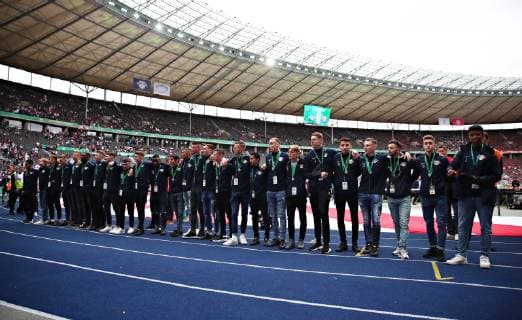 RB Leipzig - Bayern Muenchen Fussball DFB Pokal Finale Berlin, 25.05.2019, Olympiastadion, Fussball, DFB-Pokal, Finale. , RB Leipzig vs. FC Bayern München , Im Bild: Junioren von RB Leipzig, Silbermedaillengewinner im DFB Pokal, vor der leipziger Fankurve. , Siegerehrung des gestrigen A-Junioren Pokalfinales zwischen RB Leipzig und VfB Stuttgart. , DFB regulations prohibit any use of photographs as image sequences and or quasi-video. ,