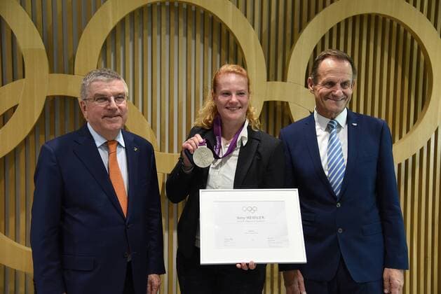 Sport Themen der Woche KW21 Sport Bilder des Tages 25.05.2019 Frankfurt am Main Feierstunde im Haus des Sports beim DOSB in Frankfurt Betty Heidler bekommt Silbermedaille von London 2012 Bild zeigt: Thomas Bach,Präsident des Internationalen Olympischen Komitees (IOC) Ex-Hammerwerferin Betty Heidler DOSB-Präsident Alfons Hörmann *** 25 05 2019 Frankfurt am Main Celebration at the Haus des Sports at the DOSB in Frankfurt Betty Heidler receives silver medal from London 2012 Picture shows Thomas Bach, President of the International Olympic Committee IOC Ex hammer thrower Betty Heidler DOSB President Alfons Hörmann