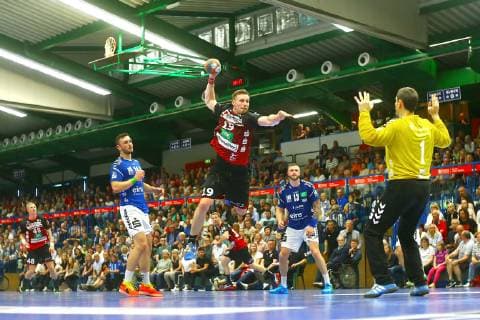 Luca de Boer (Nordhorn) überwindet Torhüter Radek Musil (Aue) Handball 2.Liga 2018 19 EHV Aue - HSG Nordhorn-Lingen 28:33 am 25.5.2019 EHV Aue - HSG Nordhorn-Lingen