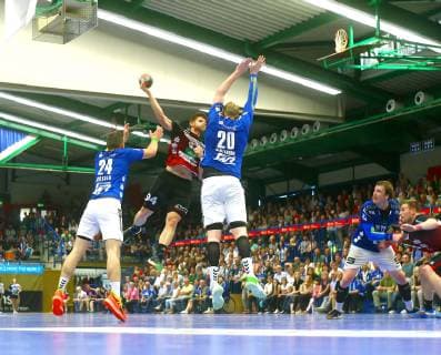 Torwurf von Georg Pöhle (Nordhorn) , vorn Franz Schauer (Aue, links) und Jort Neuteboom (Aue) Handball 2.Liga 2018 19 EHV Aue - HSG Nordhorn-Lingen 28:33 am 25.5.2019 EHV Aue - HSG Nordhorn-Lingen