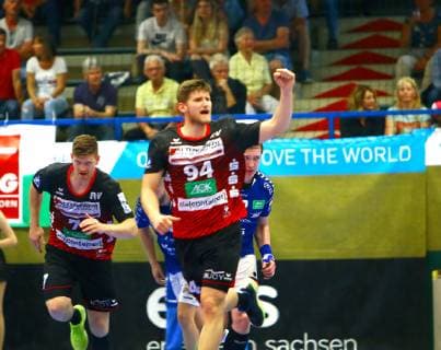 In Jubelpose: Georg Pöhle (Nordhorn) Handball 2.Liga 2018 19 EHV Aue - HSG Nordhorn-Lingen 28:33 am 25.5.2019 EHV Aue - HSG Nordhorn-Lingen