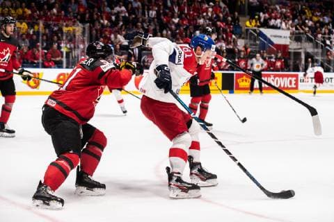 Eishockey, WM, Halbfinale, Kanada - Tschechien 190525 Troy Stecher of Canada and Dominik Kubalik of Czech Republic during the 2019 IIHF Ice hockey, Eishockey World Championship, WM, Weltmeisterschaft semifinal game between Canada and Czech Republic on May 25, 2019 in Bratislava. Photo: Joel Marklund BILDBYRAN kod JM 87960 Copyright: JOELxMARKLUND BB190525JM049