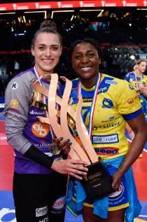Joie des joueurs de l equipe Metz - Zaadi Deuna Grace ( Metz ) - Agathe Quiniou ( Brest ) - trophee HANDBALL : Brest Bretagne HB vs Metz HB - Coupe de France - 25 05 2019 FedericoPestellini Panoramic 